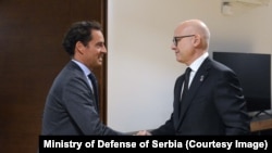 Ministri serb i Mbrojtjes, Millosh Vuçeviq, gjatë takimit me Zëvendës Ndihmës Sekretarin e Përgjithshëm të NATO-s, Javier Colomin Piriza.