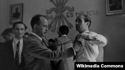  Лекар преглежда доброволец от 