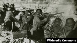 Десетки хиляди испански доброволци се бият на страната на Вермахта на Източния фронт, макар Испания да не участва официално във войната.
