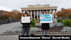 Антивоенная акция протеста в Новосибирске. Справа — Валерия Васильева