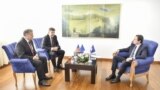 Gabriel Escobar, Miroslav Lajčak i Aljbin Kurti za vreme jednog od razgovora u Prištini.