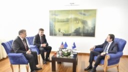 Na fotografiji: Specijalni izaslanik SAD za Zapadni Balkan Gabrijel Eskobar sa specijalnim predstavnikom EU) za dijalog Srbije i Kosova Miroslavom Lajčakom u Prištini na sastanku sa premijerom Kosova Albinom (Aljbinom) Kurtijem 24. avgusta 2022. Na fotografiji: Specijalni izaslanik SAD za Zapadni Balkan Gabrijel Eskobar sa specijalnim predstavnikom EU) za dijalog Srbije i Kosova Miroslavom Lajčakom u Prištini na sastanku sa premijerom Kosova Albinom (Aljbinom) Kurtijem 24. avgusta 2022.