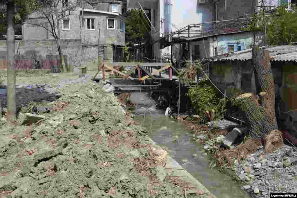 Улица Вергасова стала одним из самых проблемных мест во время потопа &ndash; здесь домовладения зажали русло реки, которая вышла из берегов и затопила все вокруг. На этой улице стихия бушевала дольше всего, что затруднило ликвидацию последствий