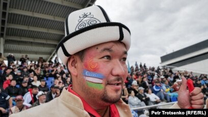 Mexanik egasini sikdi Tibbiy BDSM sharini boglash videosi