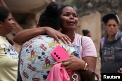 Një grua qan, pasi beson se një anëtar i familjes së saj ka mbetur i bllokuar nën rrënoja, pas tërmeteve që goditën vendin, Venezuelë, 25 qershor 2026.