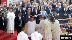Scenă care a stârnit discuții: Papa Francisc căzând pe trepte pe când oficia slujba la Jasna Gora, Czestochowa, 28 iulie 2016