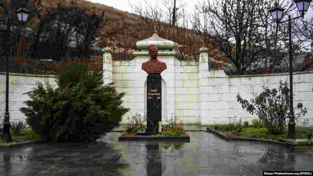 Пам&#39;ятник кримськотатарському просвітителю Ісмаїлу Гаспринському дорогою до Старого міста Бахчисарая