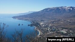 Крым, пошляд з гары Аю-Даг на «Артэк» і пасёлак Гурзуф
