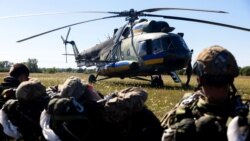 Бійці Десантно-штурмових військ ЗСУ чекають на посадку на гелікоптер Мі-8. Серпень 2026 року 