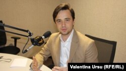 Leonid Litra în studioul Europei Libere la Chișinău