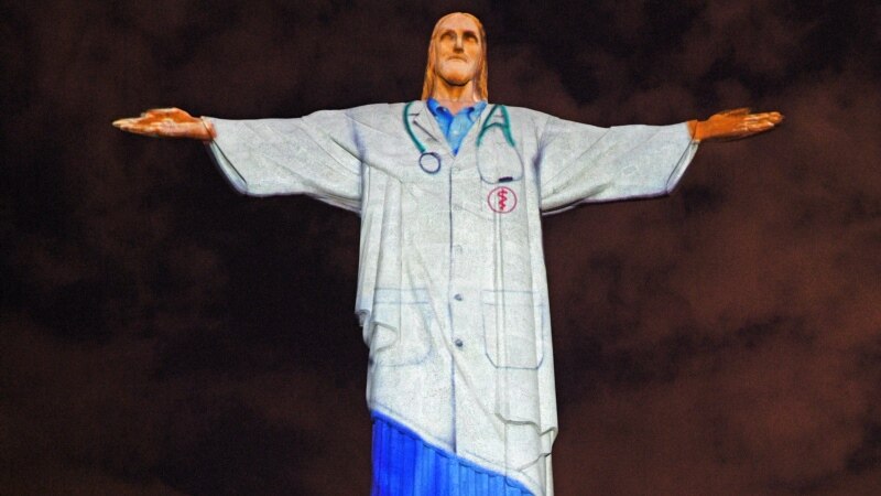 Статуата на Исус Христос во Рио да Жанеиро „облечена“ како лекар