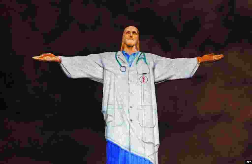 БРАЗИЛ - Статуата на Исус Христос во Рио де Жанеиро, Бразил, на католичкиот Велигден беше виртуелно облечена во лекарска облека, со што градот на тој начин им заблагодари на болничарите од цел свет, за сѐ она што го прават во борбата против коронавирусот.