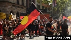 Сьцяг аўстралійскіх абарыгенаў на маршы ў Аўстраліі, архіўнае фота