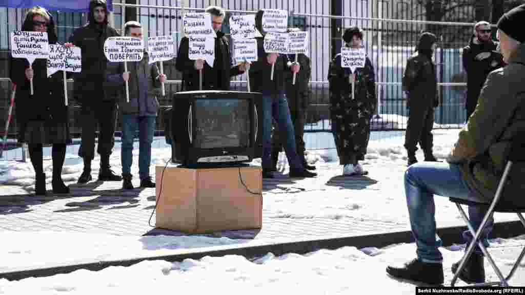 Очередная акция возле посольства России в Киеве, 26 марта 2018 года.&nbsp;В этот раз активисты устроили перформанс &laquo;Лебединое озеро&raquo; не расскажет о похищенных в Крыму&raquo;