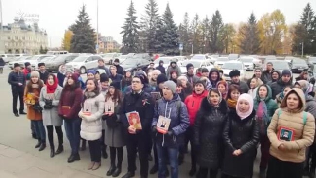 Дәүләт шурасы утырышына килүчеләрне "Әлифба" белән каршы алдылар