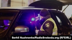 Полиция на месте обстрела автомобиля украинского депутата Вячеслава Соболева. Киев. 1 декабря 2019 года.