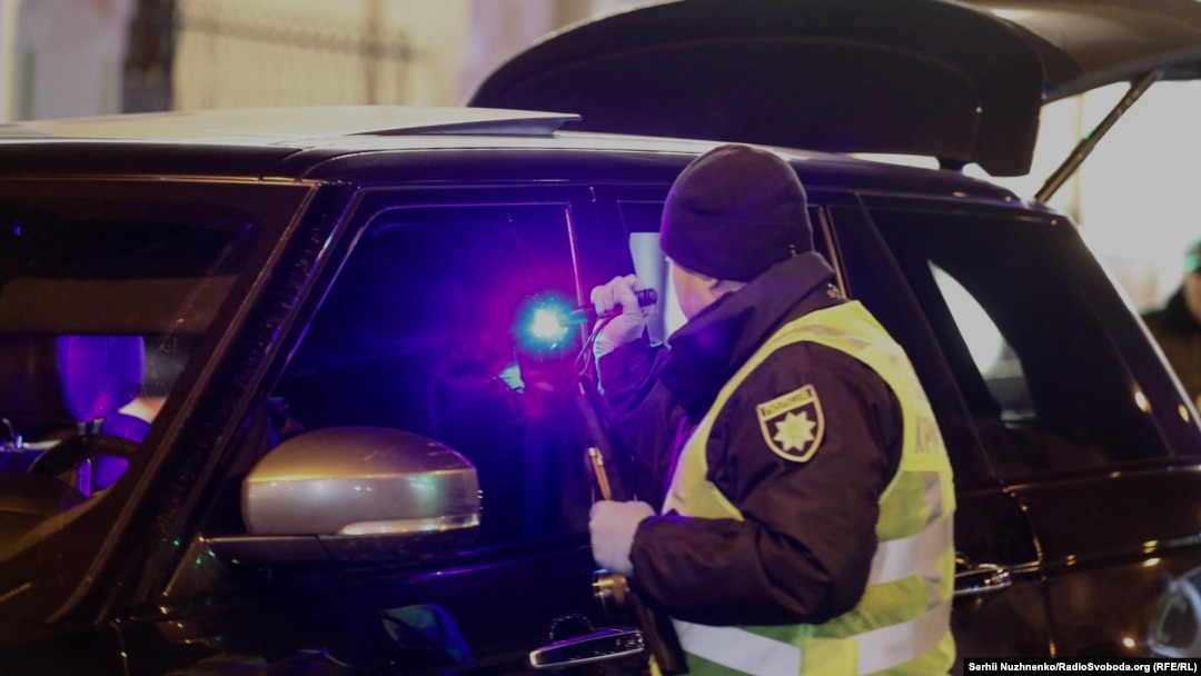 Ввечері 1 грудня невідомий у центрі Києва стріляв в автомобіль, у салоні якого перебувала родина. Куля влучила у трирічного хлопчика, який, за даними поліції, від травм помер дорогою у лікарню