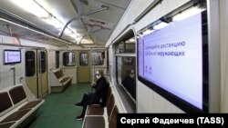 În metroul de la Moscova, 29 martie 2020. Pe panou, un îndemn de a respecta distanța de 1,5 - 2 metri. 