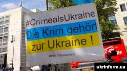 Плакат берлінського активіста Рональда Вендлінга з вимогою до Росії повернути Крим Україні