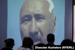 Арон Атабек өлең оқыған видеоны тамашалап тұрған адамдар. Астана, 11 қыркүйек 2010 жыл.
