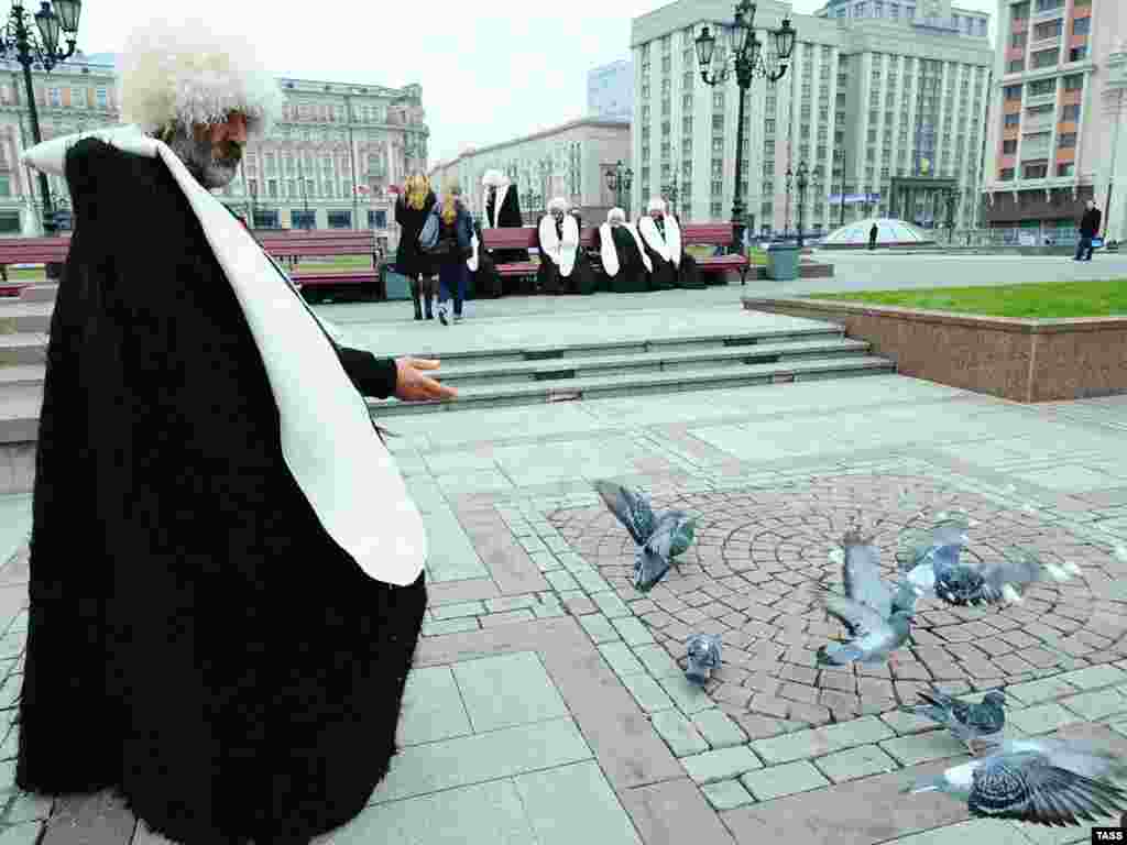 A group of elderly from Russia's North Caucasus region of Kabardino-Balkaria hold a hunger strike in Manege Square in Moscow on October 26.Photo by ITAR-TASS