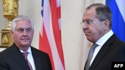 Pamje nga një takim i mëparshëm Tillerson - Lavrov (djathtas)