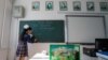 Школьница решает задачу на уроке химии в средней школе села в Кызылординской области