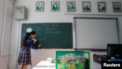 На уроке химии в средней школе села в Кызылординской области.