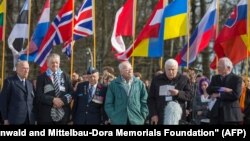 Boris Romančenko, drugi sa desne strane stoji pored drugih bivših zatvorenika nacističkog koncentra Buchenwald, 12. april 2015. 