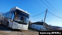 Рейсовый автобус заезжает в поселок Курортное, Крым, март 2022 года