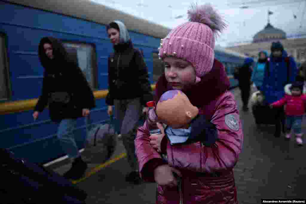 A babáját szorongatja egy kislány, mielőtt vonatra száll Odesszában, hogy elmeneküljön az országból március 8-án