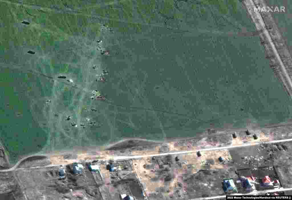 Maxar вели дека оваа слика покажува артилерија распоредена во близина на Талакивка, североисточно од Мариупол, на 19 март.