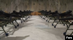 Дрони-камікадзе Shahed-136 в підземному сховищі в Ірані. Тегеран почав виробництво цих безпілотників в 2020 році, і деяки експерти сумніваються, що за цей час іранці змогли виготовити тисячі цих дронів, аби поставити їх аж так багато Росії для війни проти України. Фото березня 2022 року
