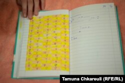 Disi e mërzitur në shkollë, Yana, 12 vjeçe, thotë se ka qenë duke shkruar në fletoren e saj.