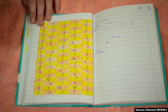 Disi e mërzitur në shkollë, Yana, 12 vjeçe, thotë se ka qenë duke shkruar në fletoren e saj.