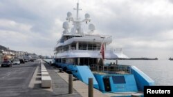 Аксиома զբոսանավը, որը, ենթադրաբար, պատկանում է ռուս միլիարդատեր Դմիտրի Պումպյանսկուն, Ջիբրալթարի նավահանգիստ, 21 մարտի, 2022թ.