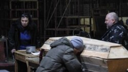 Režiser Maksym Golenko (desno) prati probu predstave u jednom od skloništa u Odesi, čija predgrađa su poslednja dva dana pod napadima ruskih snaga, 22. mart 2022.