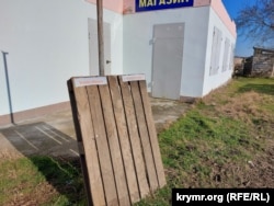 «Уголок общения с администрацией» на автобусной остановке в поселке Курортное, Крым, март 2022 года