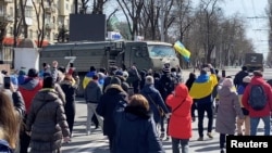 Херсонцы протестуют против вооруженных российских захватчиков, 20 марта 2022 года