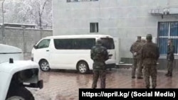 Автозак, на котором Алмазбека Атамбаева доставили в суд. 23 марта 2022 года. 
