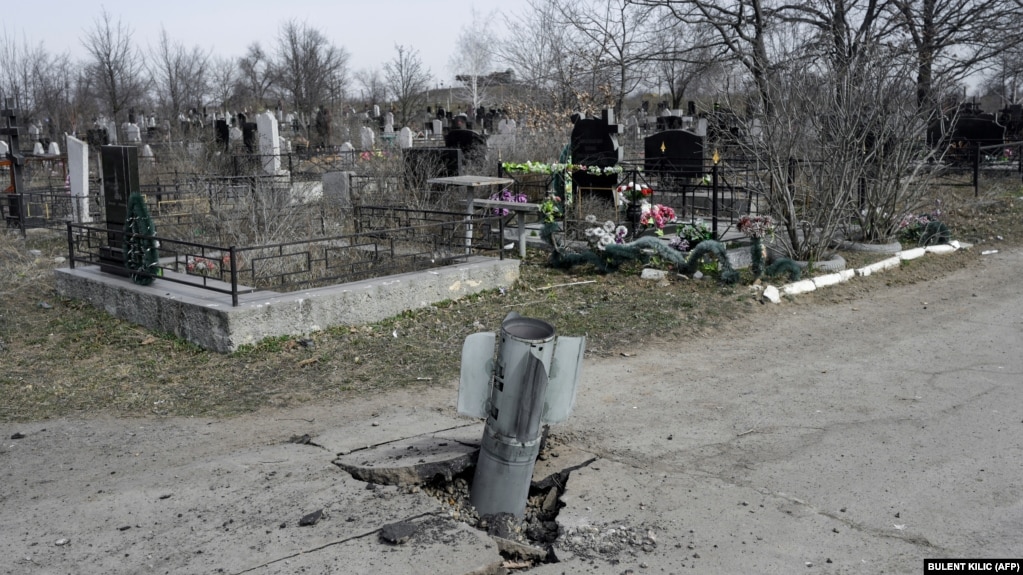Ракета, що не розірвалася, на кладовищі в Миколаєві, 21 березня 2022 року