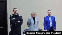 Ruski opozicioni lider Aleksej Navaljni (levo) i njegovi advokati Olga Mihajlova i Vadim Kobzev tokom sudskog saslušanja u popravnoj kaznenoj koloniji IK-2 u gradu Pokrov u Vladimirskoj oblasti, Rusija 22. mart 2022.