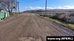 Дорога, ведущая в поселок Курортное, Крым, март 2022 года