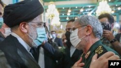 ملاقات اسماعیل قاآنی، فرمانده سپاه قدس و ابراهیم رئیسی، رئیس‌جمهوری ایران در حاشیه مراسمی در مسجد سلمان فارسی در تهران