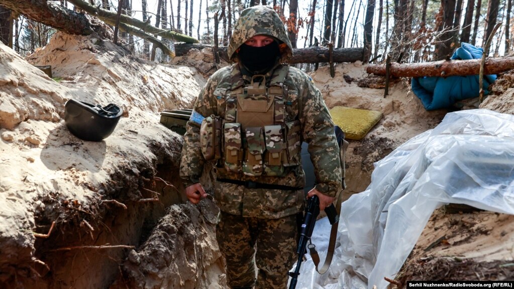Военнослужащий украинских войск в окопе под Киевом