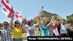 გორში, ცოცხალ ჯაჭვში, ძირითადად სკოლების მოსწავლეები და საბიუჯეტო ორგანიზაციებში დასაქმებული პირები იდგნენ