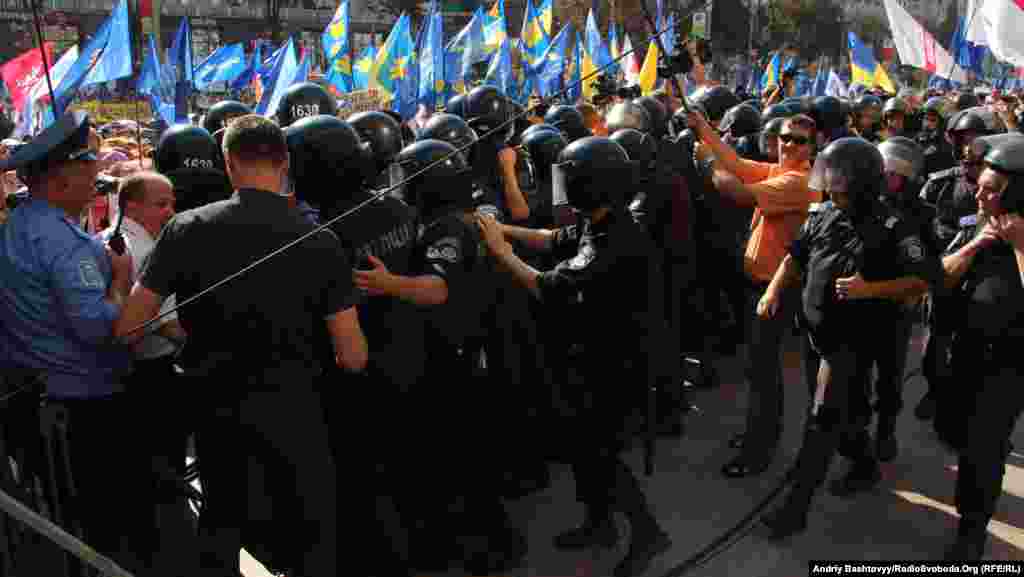 Ukraine -- Deputies break at city council meetings through the special forces Berkut, Kyiv, August 19, 2013