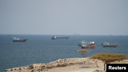 Nave în Strâmtoarea Ormuz, văzute din Musandam, Oman, 2 octombrie 2026