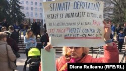 21 martie 2019. O protestatară în fața parlamentului manifestând împotriva corupției politice