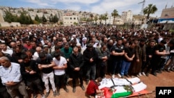 مراسم تشییع جنازهٔ دو فلسطینی که در حملهٔ شهرک‌نشینان اسرائیلی به یک روستا در کرانهٔ باختری کشته شدند، ۲۰ آوریل ۲۰۲۴